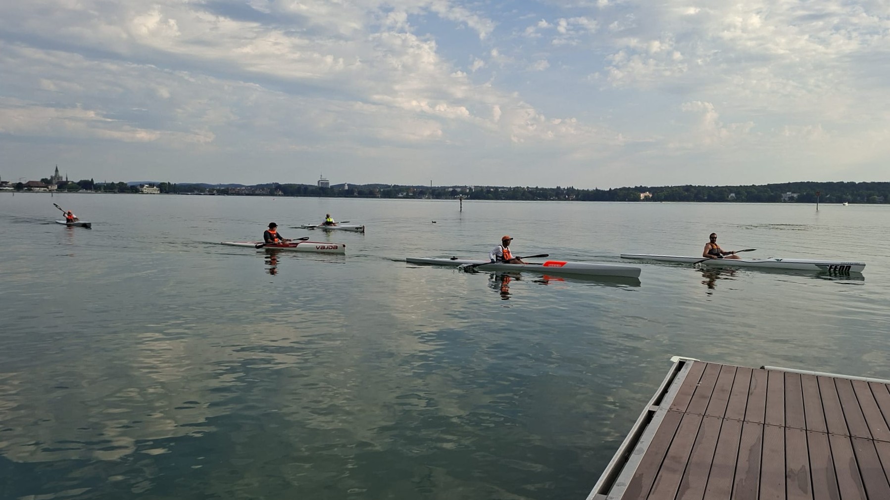 Zieleinlauf der Konstanzer Surfskipaddler in Kreuzlingen