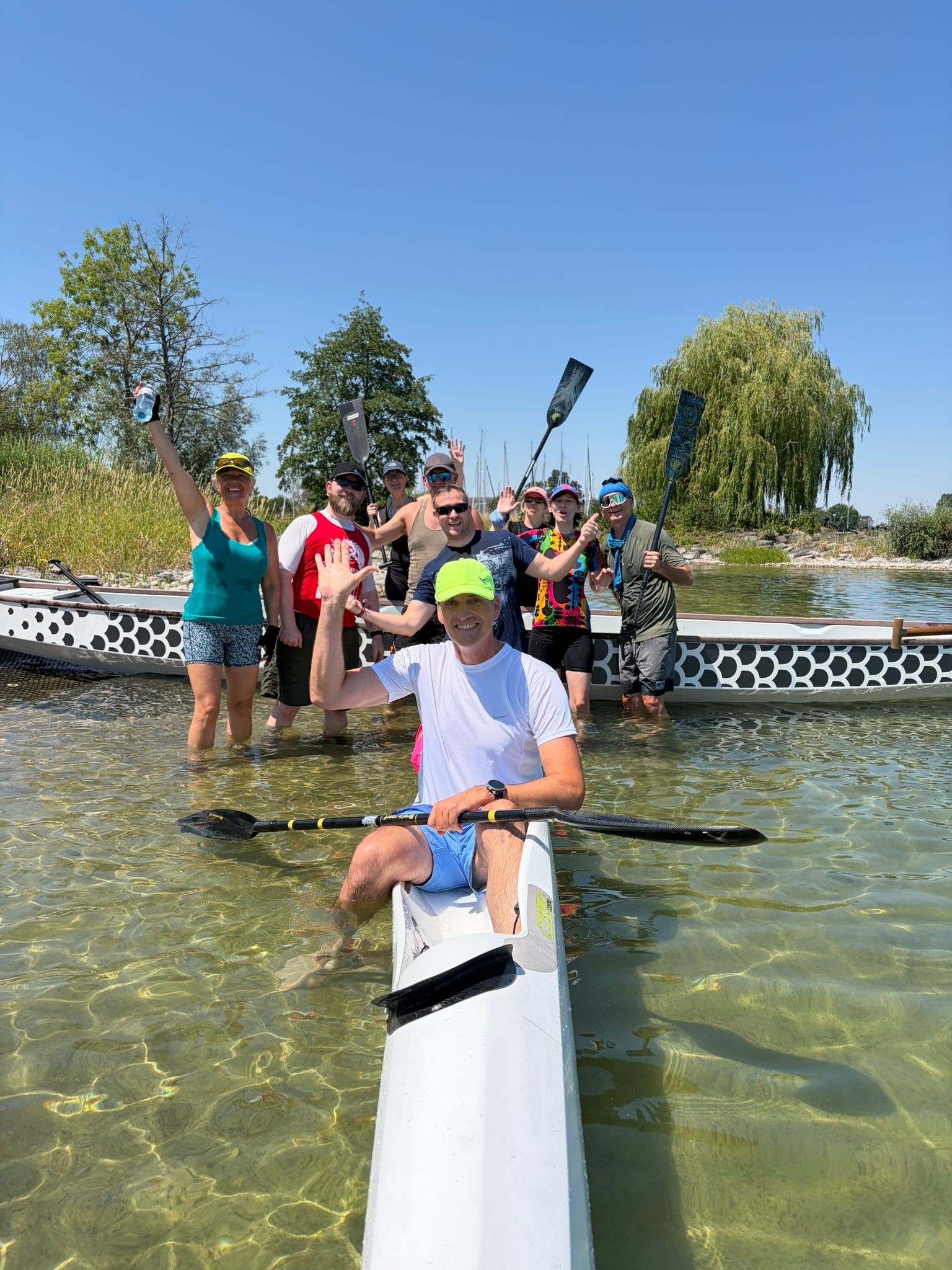 Das Team vom Drachenboot- und Wassersportclub Bodensee mit Drachenboot und Surfski (Foto: DWSC Bodensee)