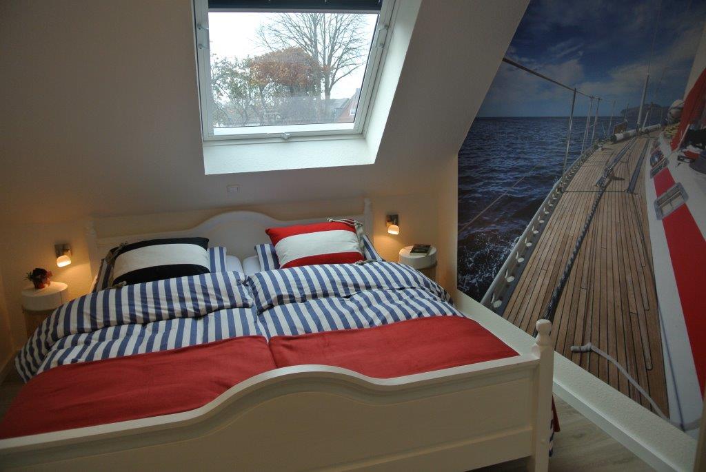 Ruhen Sie sich im maritimen Schlafzimmer aus.
