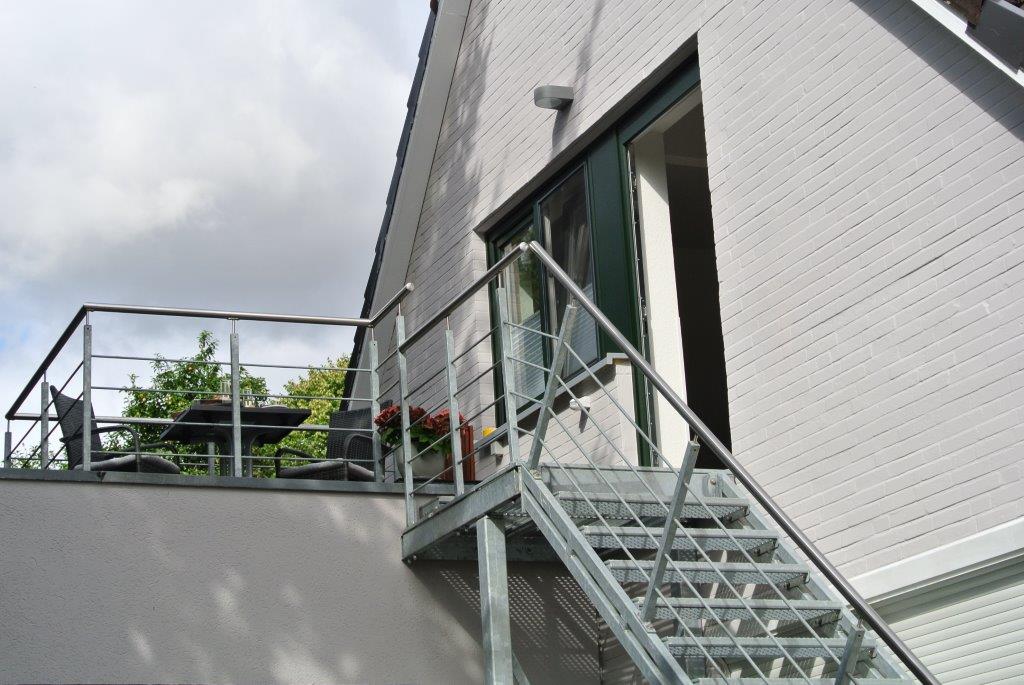 Es erwartet Sie im Dachgeschoss eine 55 qm, moderne, komfortabel eingerichtete Ferienwohnung für 2 Personen. Ein Parkplatz steht Ihnen vor der Ferienwohnung zur Verfügung. Von hier aus erreichen Sie zu Fuß in wenigen Minuten die Innenstadt Kappelns.