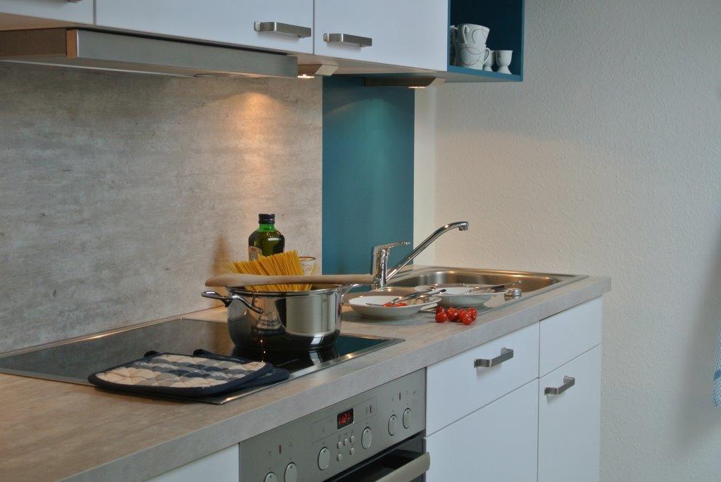 In der modernen, gut ausgestatteten Küche bringt das Kochen auch im Urlaub Spaß, oder Sie genießen die Restaurants in der Umgebung.