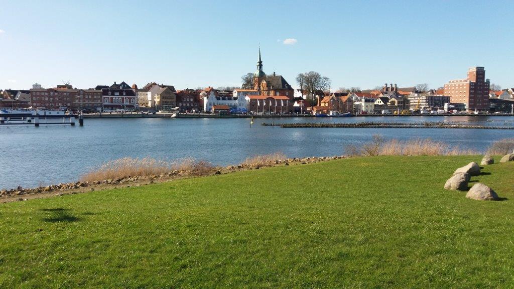 Kappeln liegt an der Schlei und ist vom nächsten Ostseestrand nur ca. 7 km entfernt. Kappeln verfügt neben einem kleinen Hafenbetrieb über mehrere Sportbootanlegestellen.