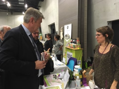 maire d'aubagne au stand Cosmétik&sens salon bio aubagne