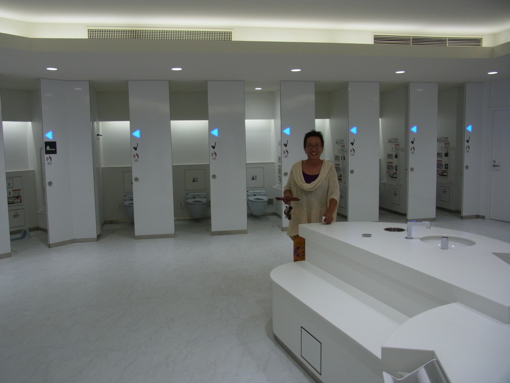 新東名高速のトイレ綺麗です