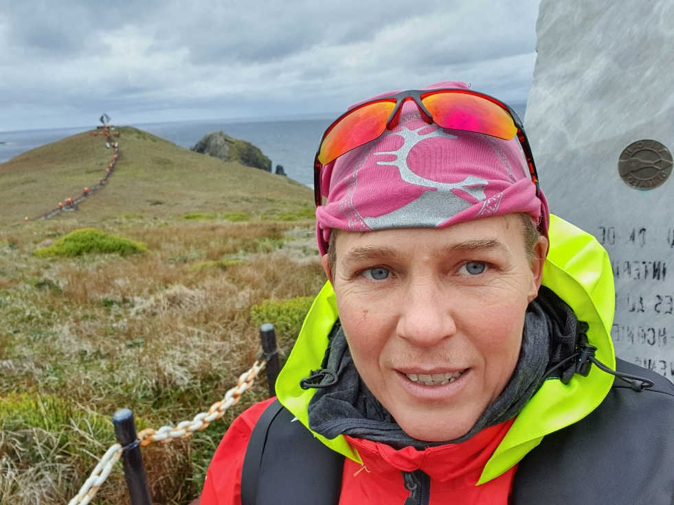Kap Horn Gedenksteim, im Hintergrund Ameisenstraße der Hurtigrutengäste zum berühmten Albatross-Denkmal