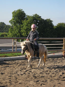 Ein Mädchen reitet auf dem Pony Speedy