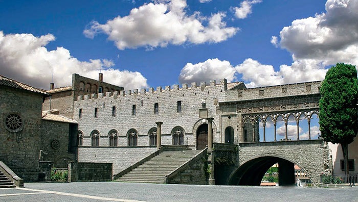 Palacio Papal (sede del primer cónclave de la historia, así como el más largo de 3 años desde 1268 hasta 1271) - 1,5 km - 20 minutos
