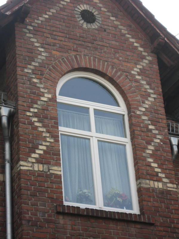 Holzfenster mit Rundbogen