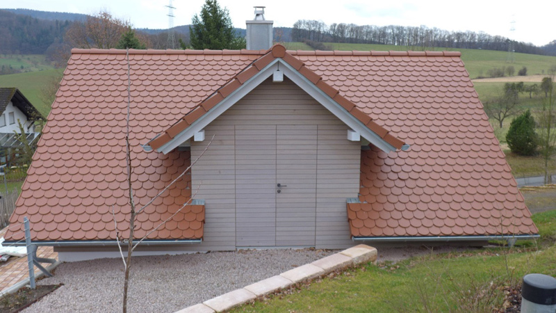 Dachbodenzugang integriert in Gebäude-Fassade