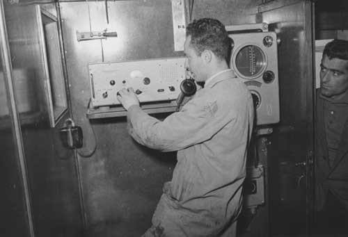 1949 – GIUSEPPE MOSCA - I6TIH - A BORDO DI UNA NAVE INTENTO A COLLAUDARE UN APPARECCHIO RADIO