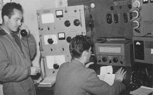 1958 –  IQP - SAN BENEDETTO PT  RADIO       DA SX I TECNICI / OPERATORI  GIUSEPPE MOSCA I6TIH ED IMPERO BOELLIS ALLE PRESE CON       UN NUOVO APPARATO ARRIVATO DA POCO......UN  HALLICRAFT