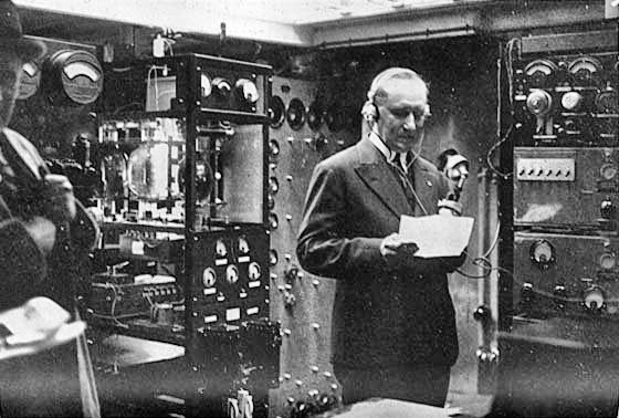 Il giorno dell'accensione delle luci del municipio di Sydney, compiuta da Guglielmo Marconi nella sua cabina radio a bordo dell'Elettra, 26 marzo 1930.