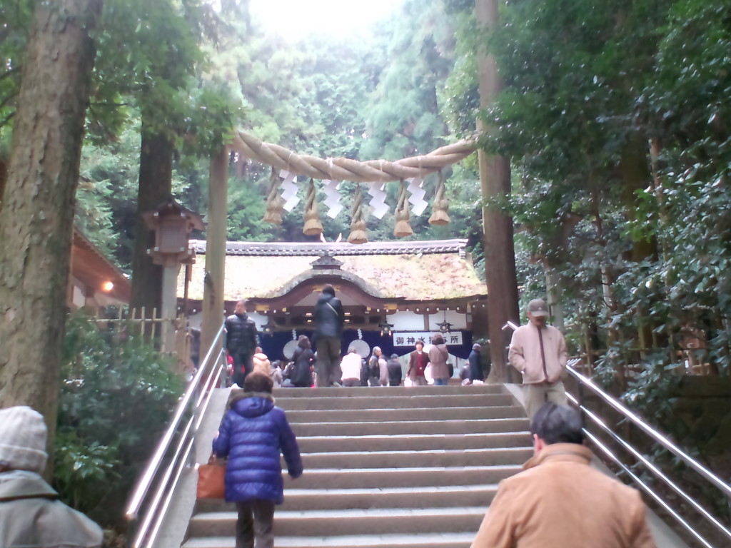 薬の神様　狭井神社　　ここの後ろにパワースポットがあります(^^♪