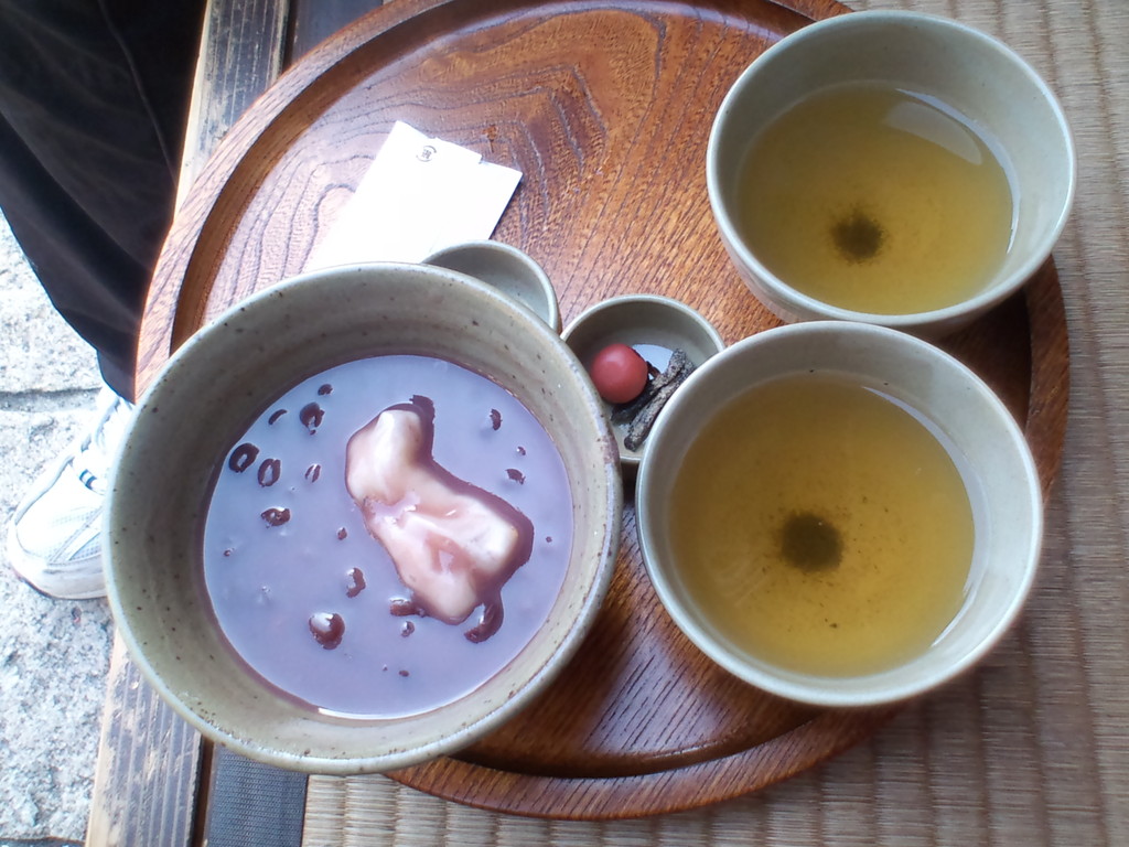 赤福ぜんざい　　美味しかった～♪　けどここの引き戸で手を詰めて血が出た(>_<)