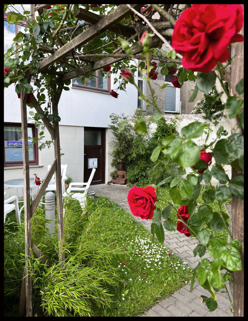 Eingangsbereich gegenüber Kosmetikinstitut Beauty-Connection. Parken am besten auf der Straße vorm Haus oder in den Seitenstraßen.