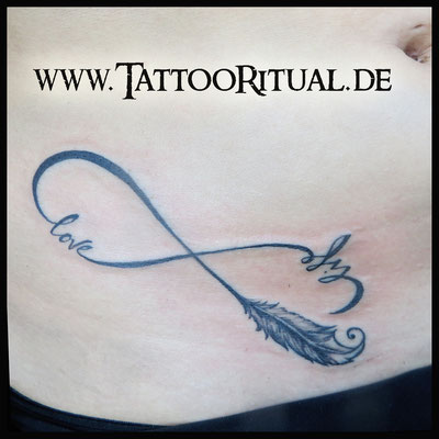 Tattoo Unendlichkeitszeichen mit Feder von TattooRitual Rostock, Tattoo Rostock