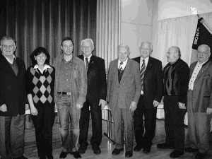 Die Kolpingfamilie hat langjährige Mitglieder geehrt. Das Bild zeigt von links Erwin Teufel, die pastorale Leiterin Theresia Unterberger, Frank Steidle, Georg Wolf, Johann Bühler, Gerhard Bühler, Hartmut Moosmann, Paul Fritz.