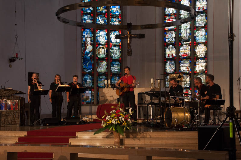 Gregor Linssen und die Band AMI beim Konzert in der Herz-Jesu-Kirche