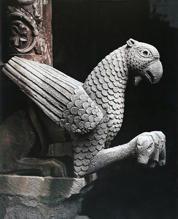 Cattedrale di Larino grifo con agnello nel portale