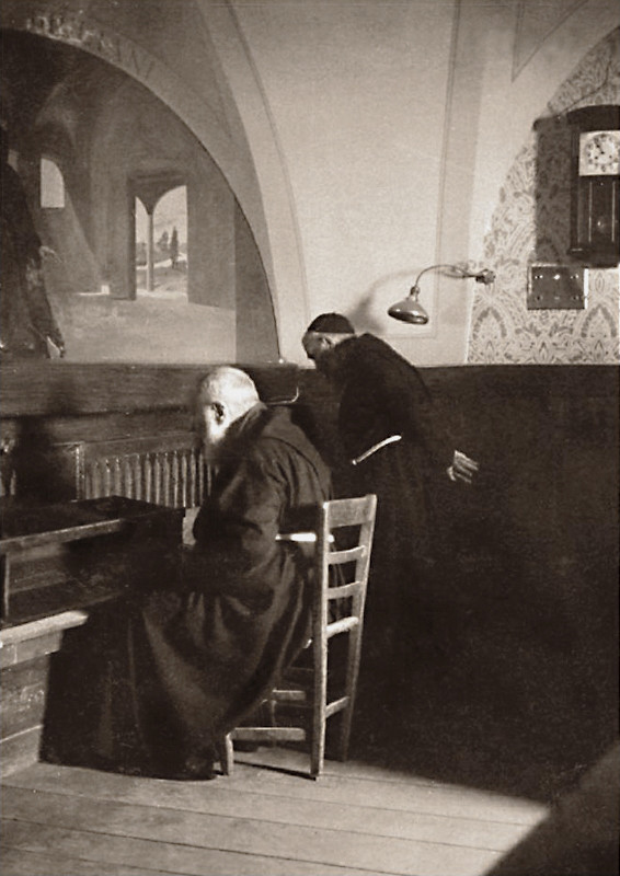 Padre Pio raccolto in preghiera davanti al Crocifisso delle stimmate; accanto a lui, padre Onorato Marcucci (1905-1989), che fu suo assistente personale dal 1964 alla morte