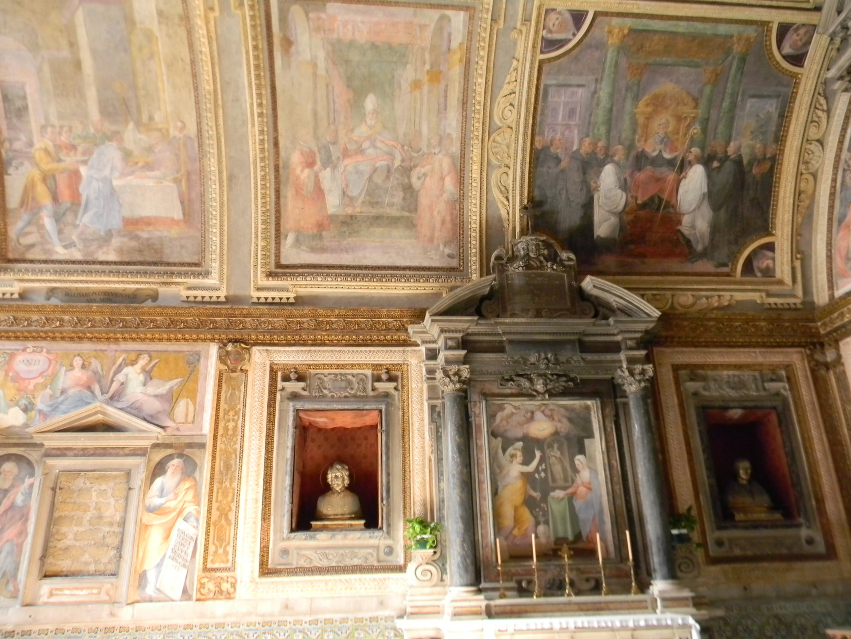 Il busto-reliquiario di S. Tellurio martire, inserito in una nicchia rettangolare, mentre quella timpanata è murata [foto Peppe Guida]