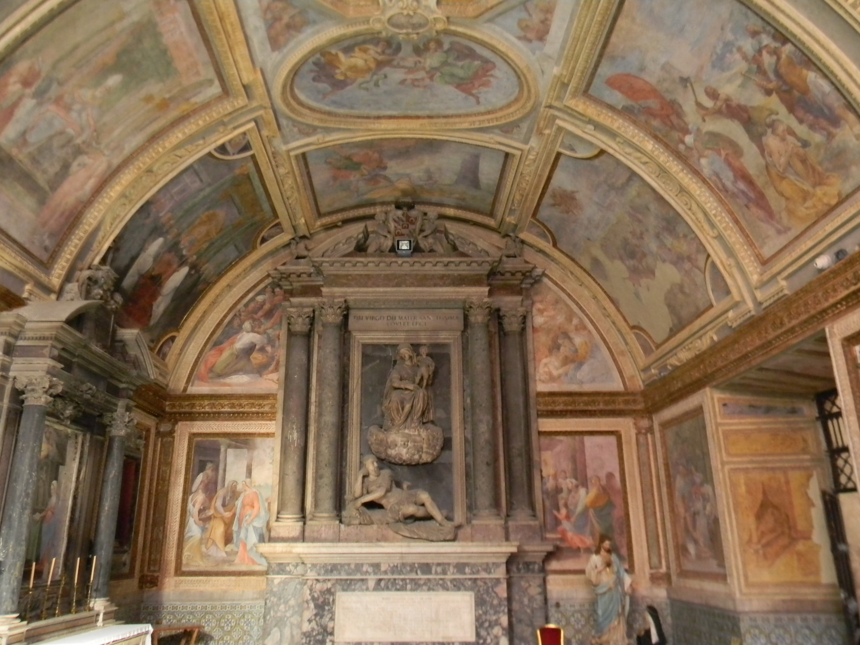 Il monumento funebre ad Alonzo Sánchez de Luna (1588) del NACCHERINO; sopra, il "Martirio di S. Barbara" del CORENZIO e aiuti [foto Peppe Guida]