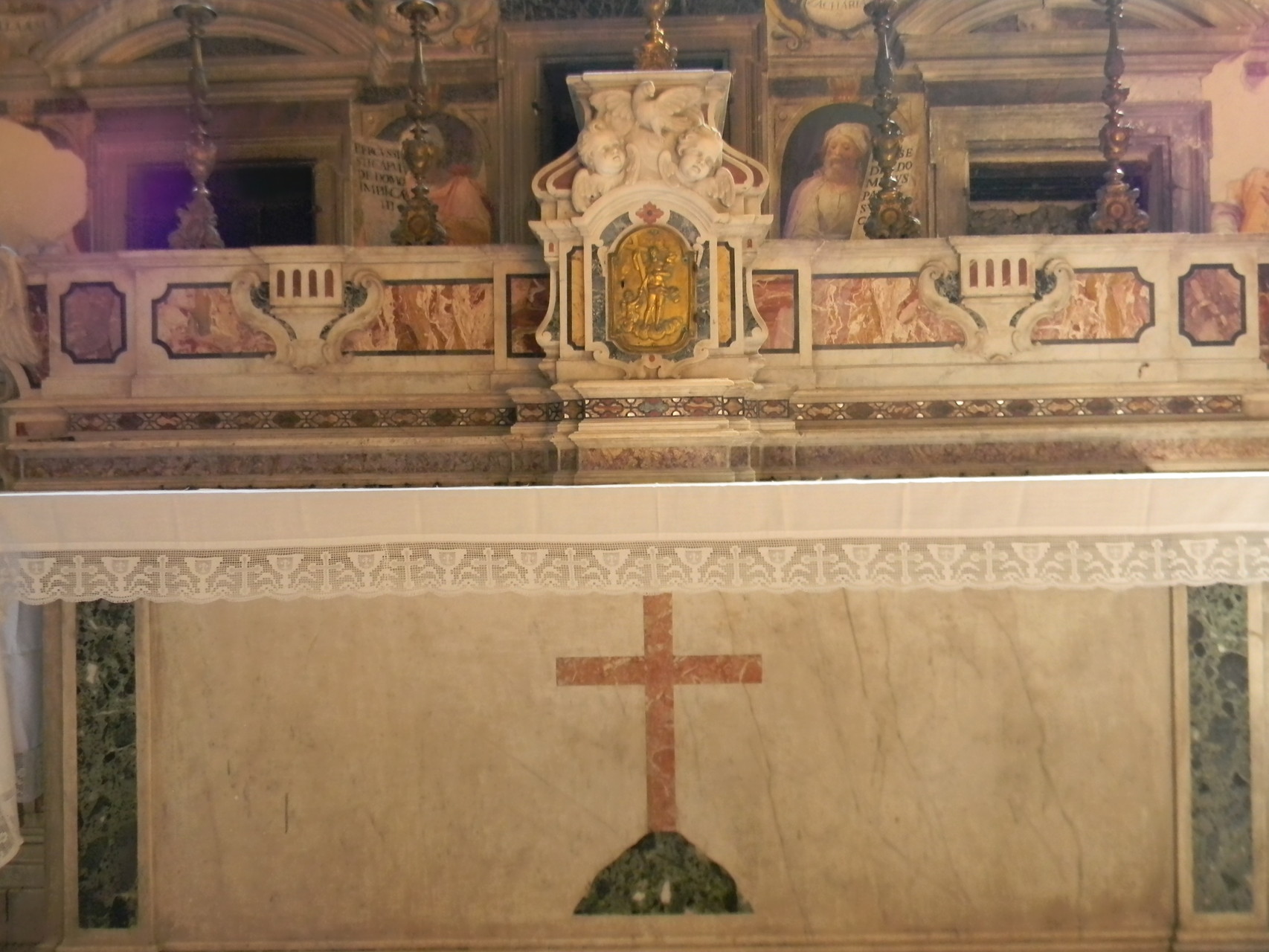 L'Altare maggiore, che attualmente custodisce le reliquie dei Martiri [foto Peppe Guida]