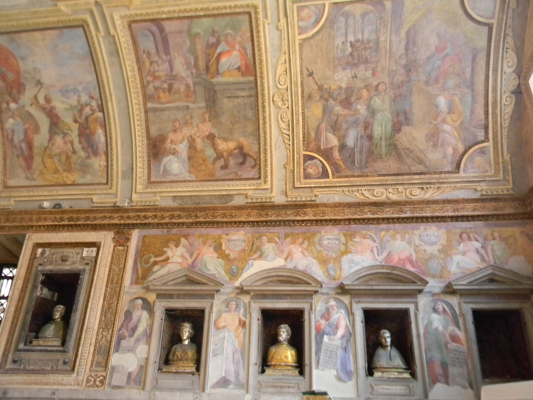 La Cappella del Tesoro finalmente riaperta al culto; riconoscibile il busto di S. Primiano (3° da sinistra); in alto particolare delle scene martiriali di B. CORENZIO-A. NUCCI-V. DE PINO (1597-1599), affresco [foto Peppe Guida]