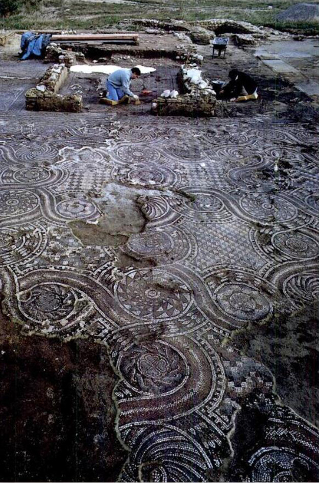 Archeologi intenti a pulire i mosaici della chiesa A