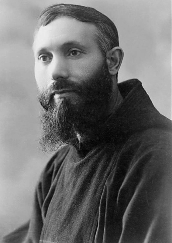 Padre Placido Bux da San Marco in Lamis (1886-1968); fu l'autore della famosa foto di Padre Pio, ritratto con le stimmate esposte, metre era di famiglia nel convento di San Giovanni Rotondo (1919)