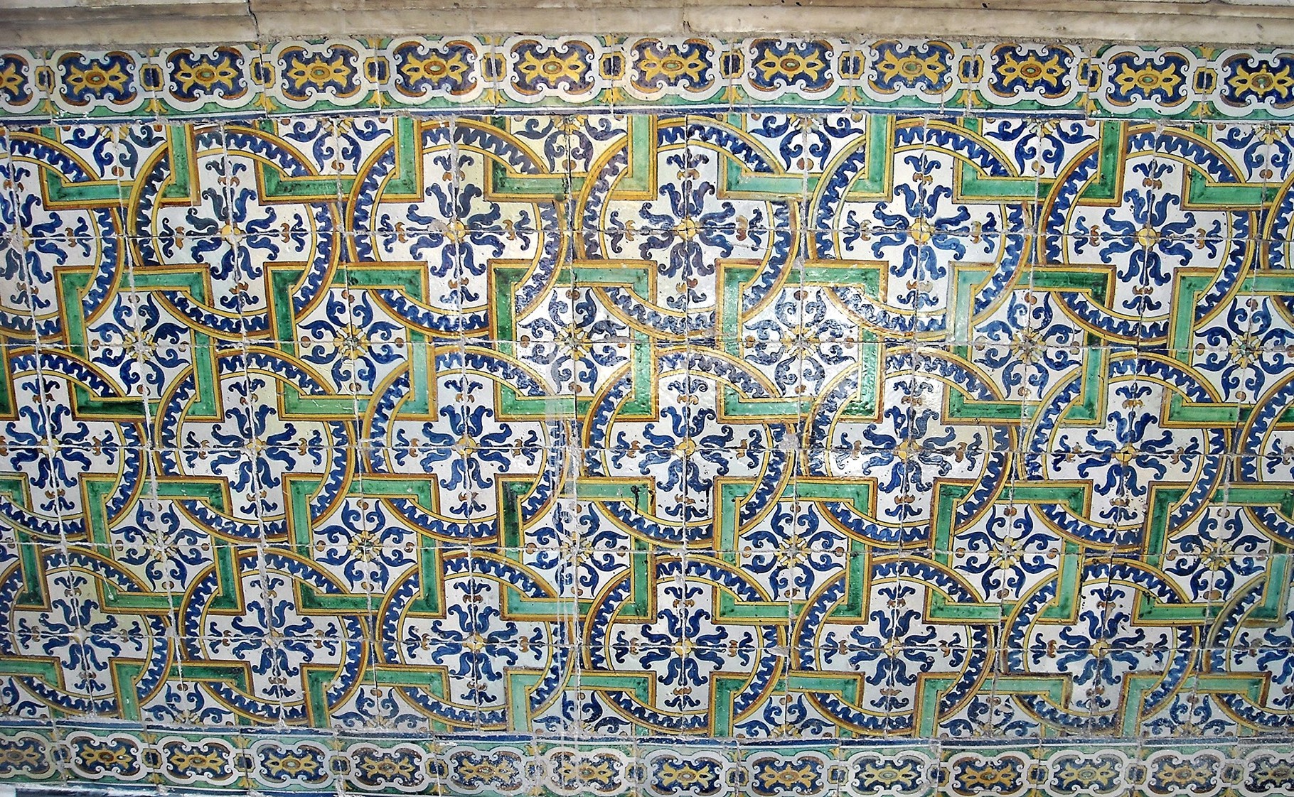 Particolare del basamento a maiolica dai colori brillanti, che corre lungo la parete della Cappella (XVII sec.)