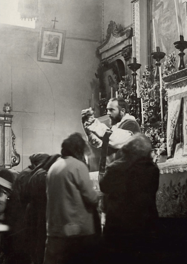 Padre Pio trentenne celebra la Messa