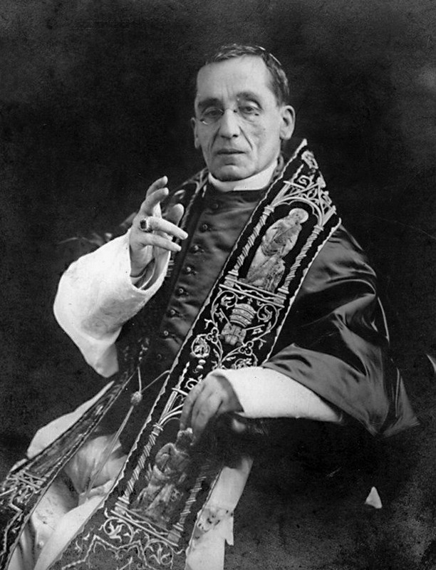 Benedetto XV, al secolo Giacomo Della Chiesa (1854-1922). Venne eletto Papa il 31 agosto 1914, un mese dopo lo scoppio della Grande Guerra