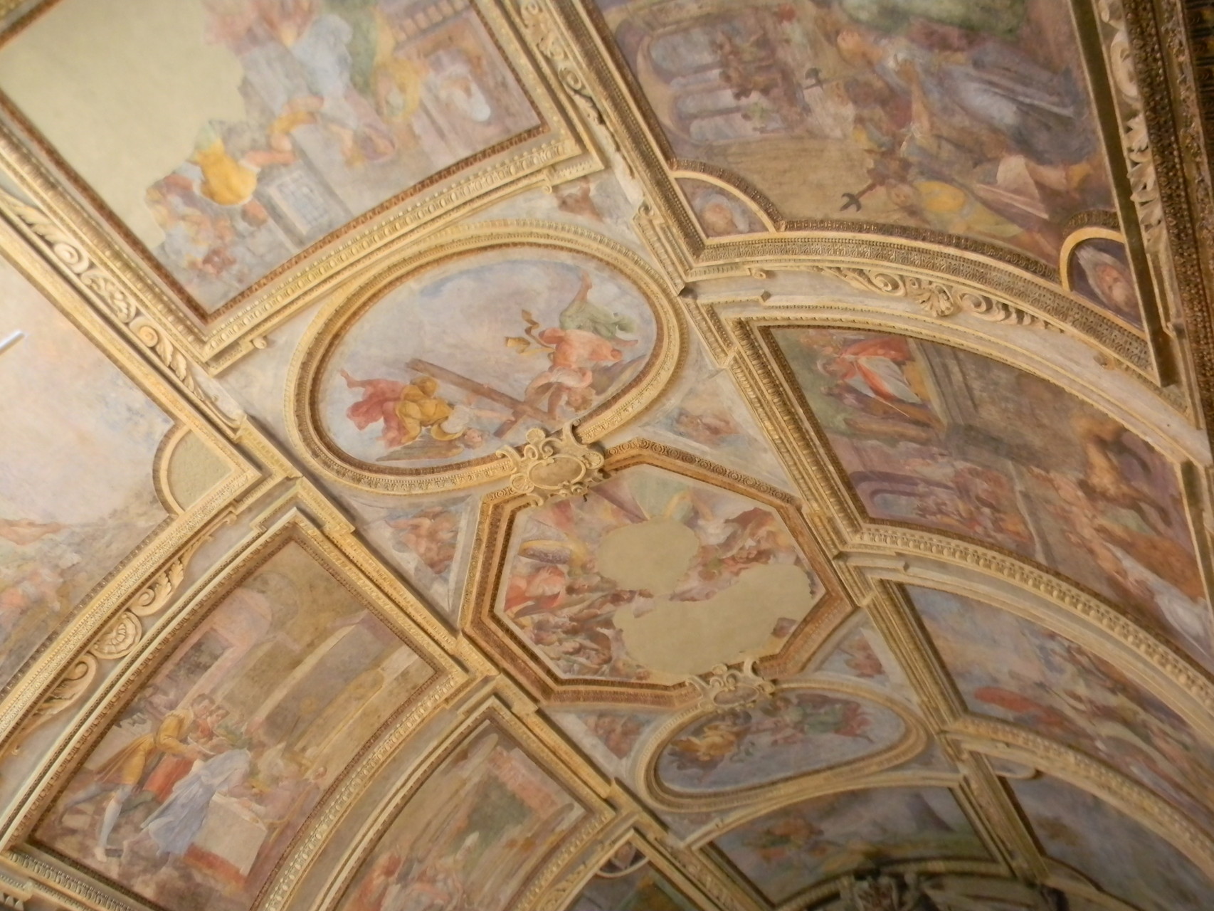 B. CORENZIO-A. NUCCI-V. DE PINO, "SS. Trinità" (quasi illeggibile) e "Angeli con gli strumenti della Passione"  (1597-1599), affresco [foto Peppe Guida]