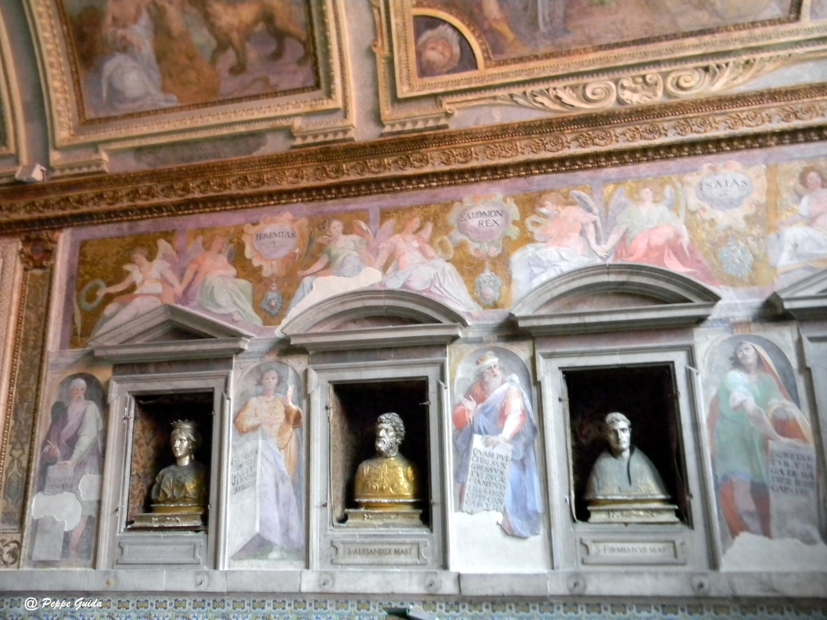 Una diversa inquadratura della medesima parete; sopra i busti, gli "Angeli che indicano i nomi dei Profeti", del CORENZIO e aiuti [foto Peppe Guida]
