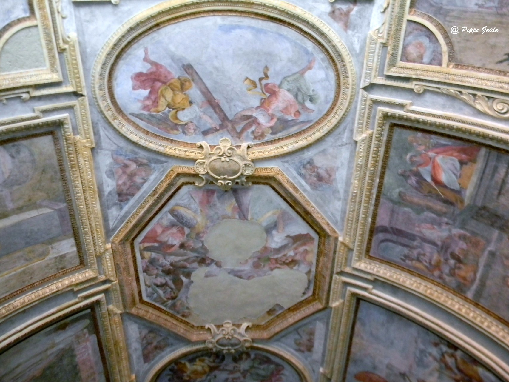 Ancora la "SS. Trinità" (quasi illeggibile) e gli  "Angeli con gli strumenti della Passione" [foto Peppe Guida]