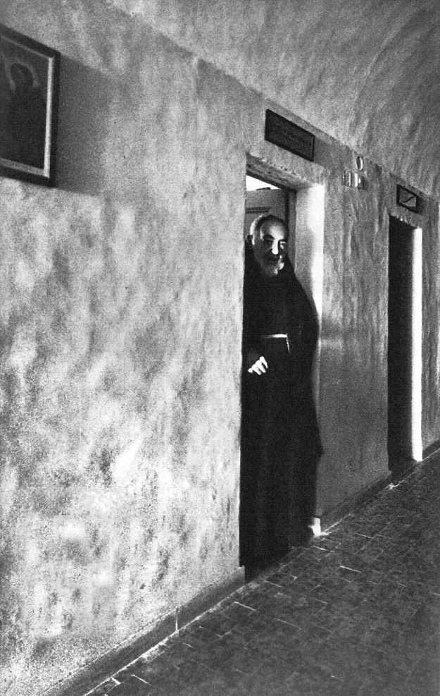 Padre Pio all'ingresso della sua cella