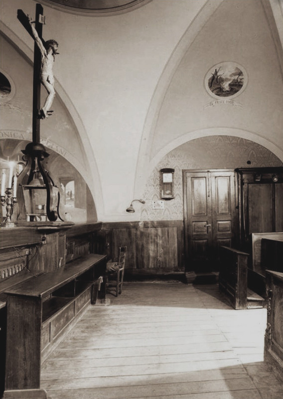 Il coro della vecchia Chiesa conventuale, intitolata a Santa Maria delle Grazie, dove il 20 settembre 1918 Padre Pio ricevette le stimmate permanenti, mentre era assorto in preghiera davanti al Crocifisso ligneo, opera di anonimo del XVII sec.
