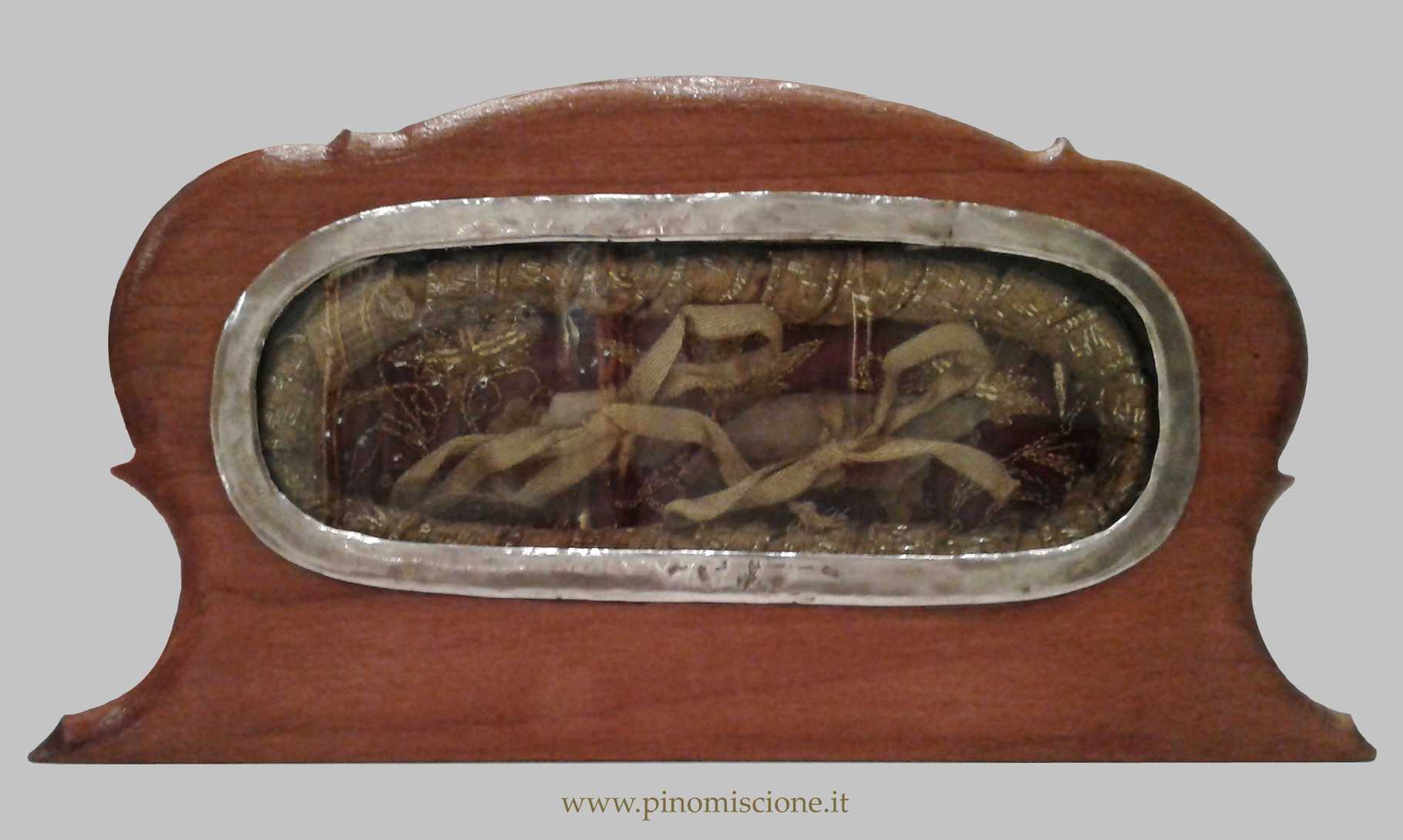 Teca-reliquiario in argento (1696), realizzata sotto l'episcopato di mons. Giuseppe Catalani (1686-1703), donatore anche del trafugato busto argenteo; in occasione della festa del Santo, la teca è inserita all'interno del tronetto dorato [foto Miscione]