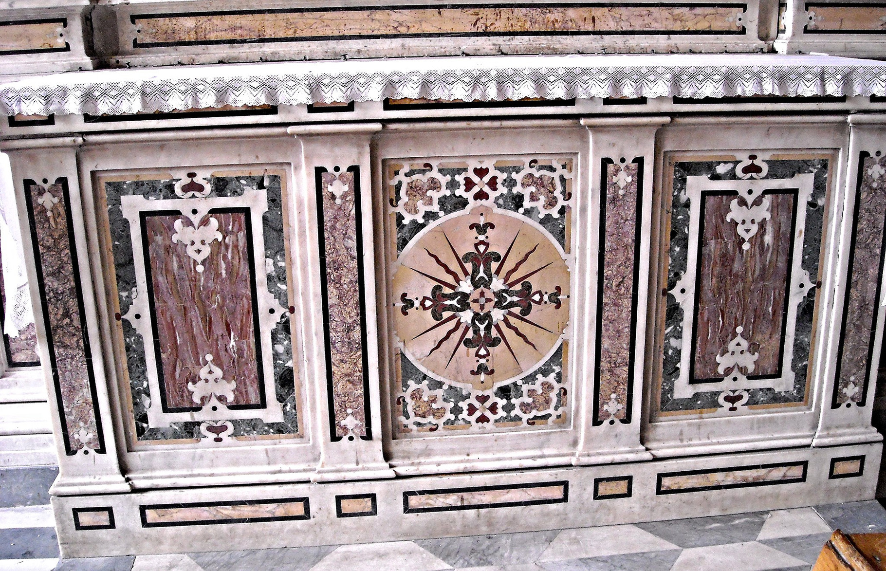 Particolare delle decorazioni in marmi policromi (1598 ca.)