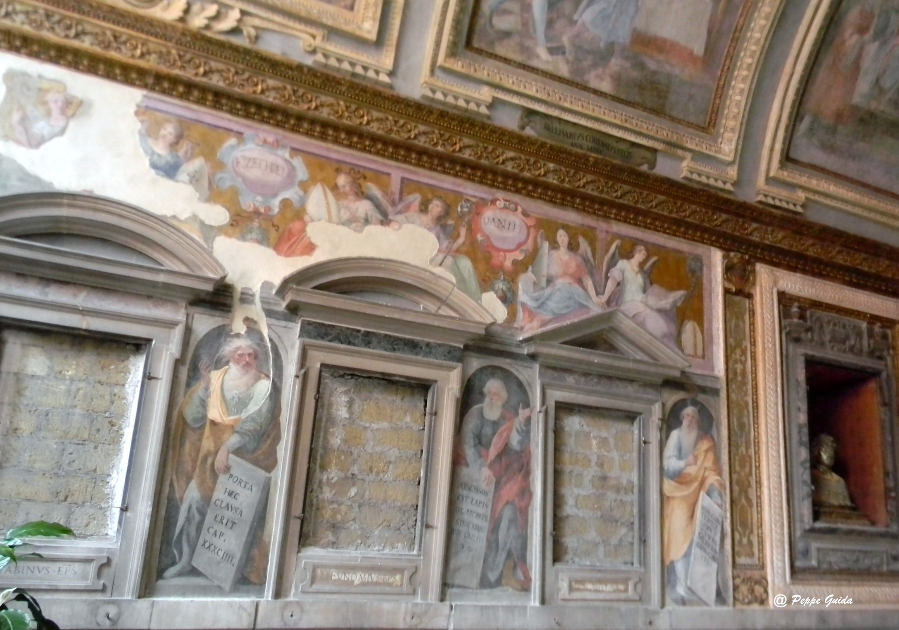 Le nicchie realizzate da G. DOSIO, attualmente murate; sopra, gli "Angeli che indicano i nomi dei Profeti", del CORENZIO e aiuti [foto Peppe Guida]