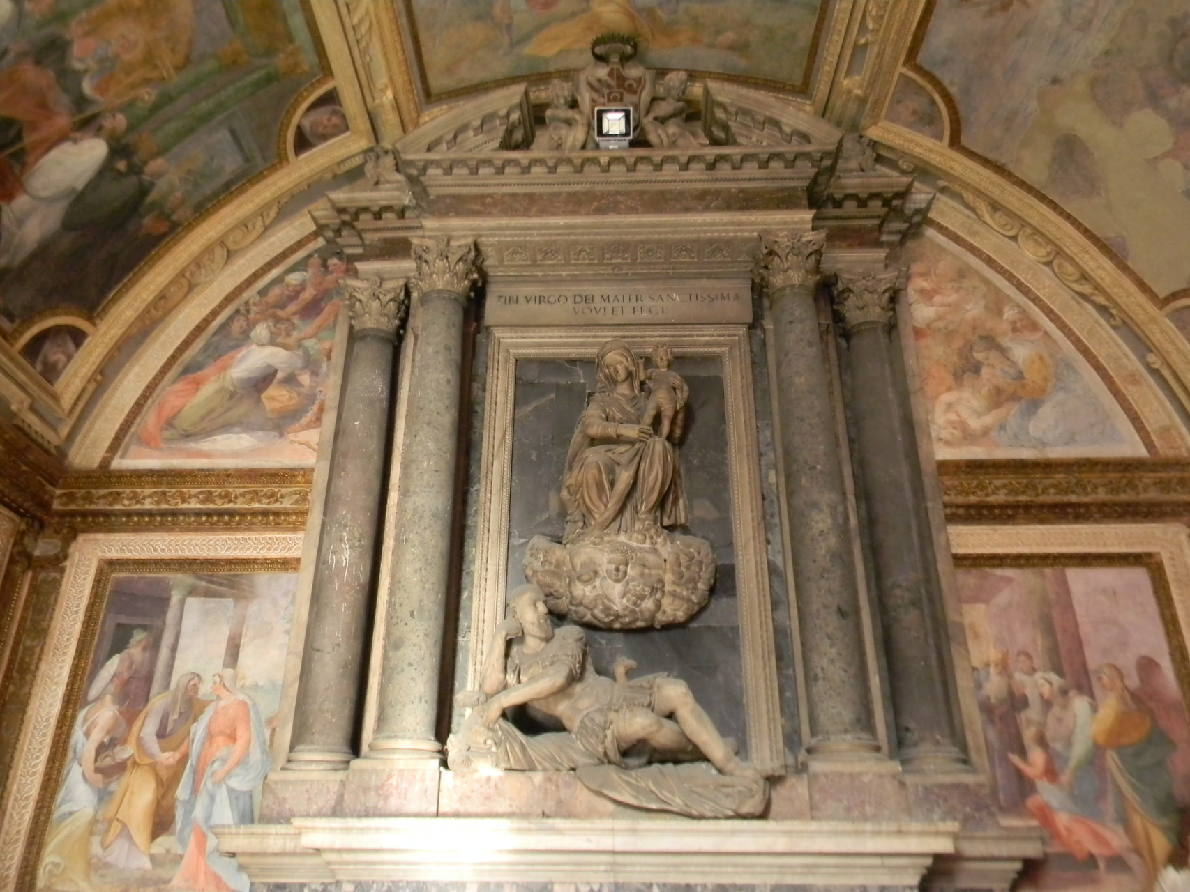 I due affreschi laterali, opera di B. CORENZIO-A. NUCCI-V. DE PINO: "Presentazione della Vergine al Tempio" e "Visitazione a S. Elisabetta" [foto Peppe Guida]
