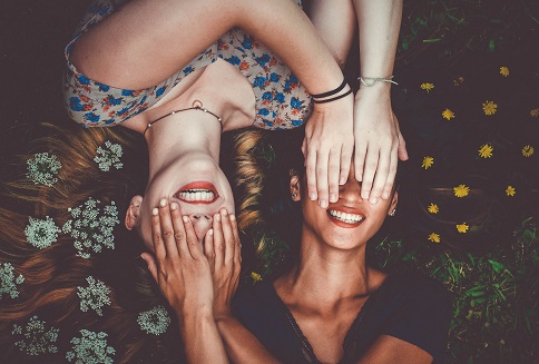 emoción dos mujeres