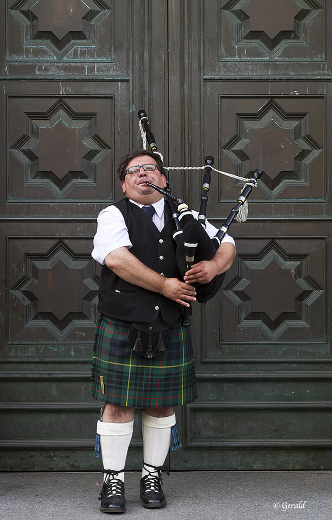 Bagpipe player Edinburgh