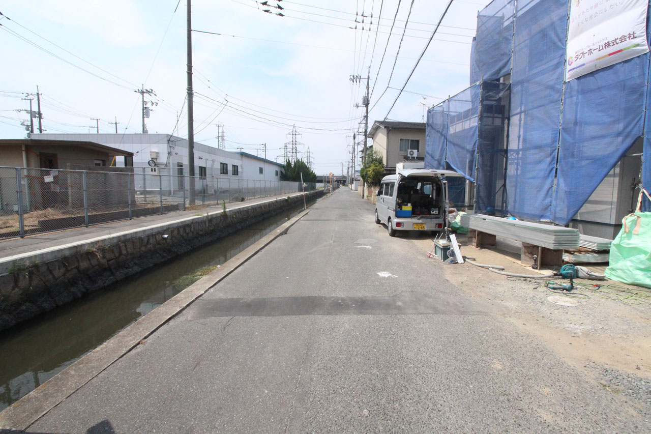 隣接道路（8月上旬撮影）