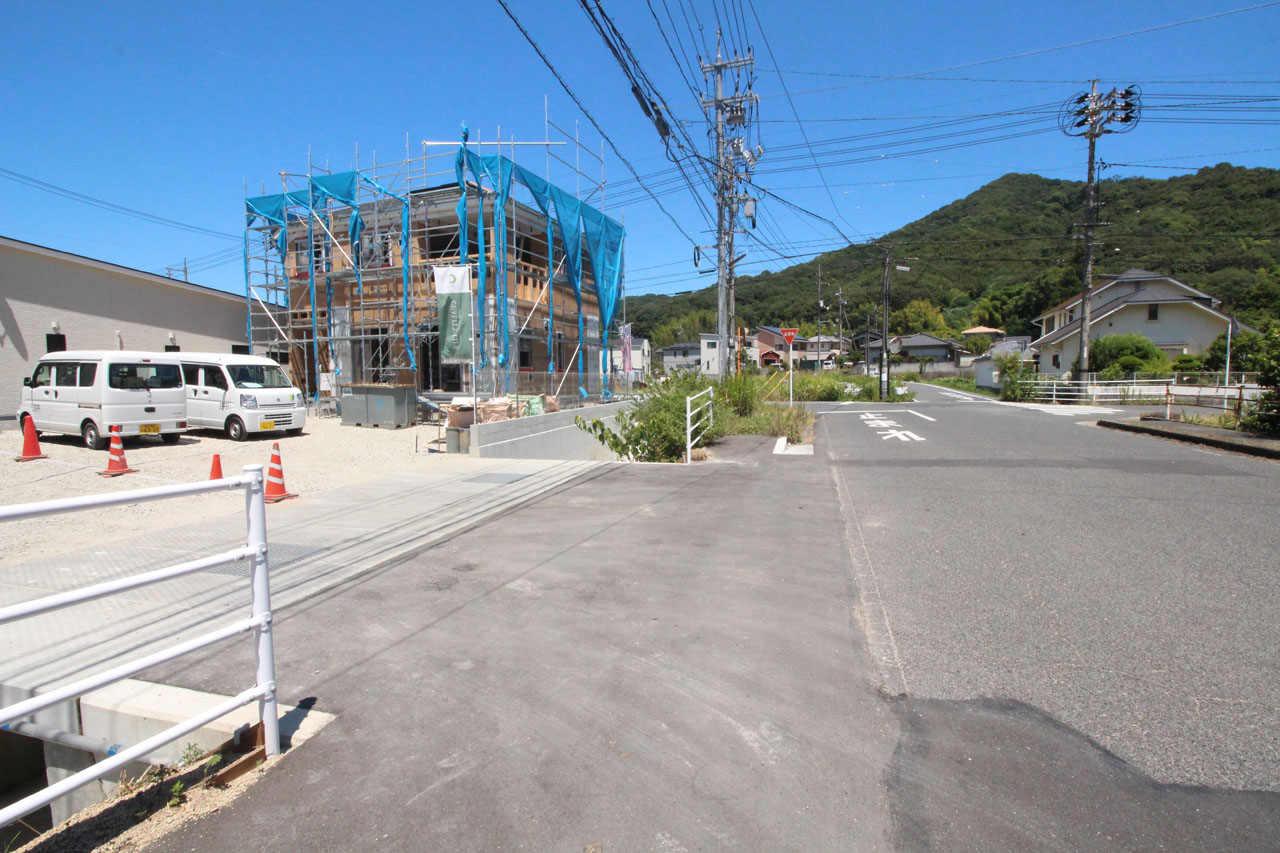 隣接道路（8月上旬撮影）