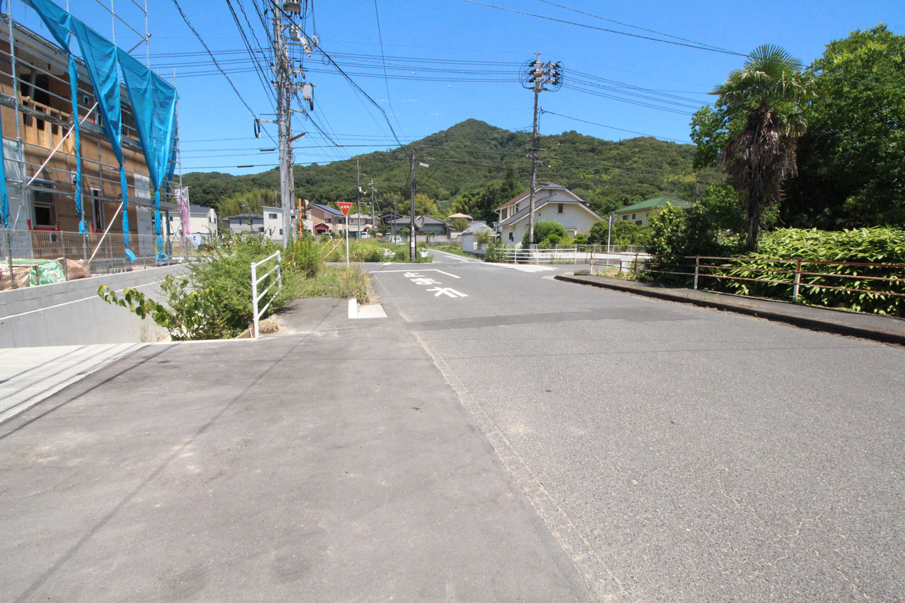 隣接道路（8月上旬撮影）