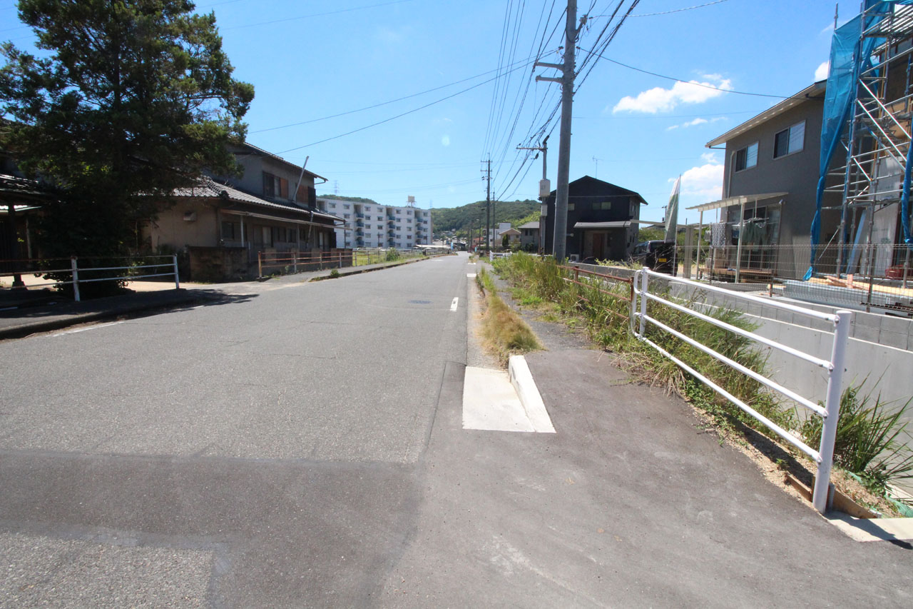 隣接道路（8月上旬撮影）