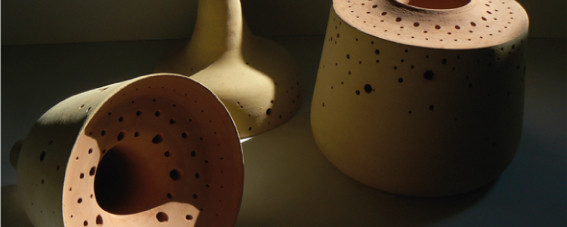 design création terre crue ocre pourpre bauge vases territoire local artisanat contemporain art vernaculaire