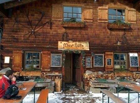 Gemütliche Rasthütte